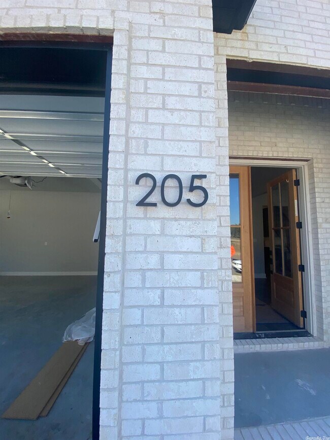 Building Photo - 205 Kanis Ridge Dr