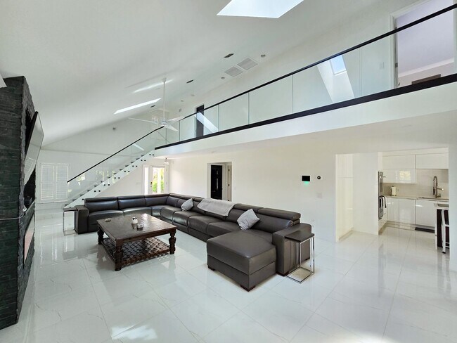 Foto del edificio - SEASONAL RENTAL - Luxury by the Beach!