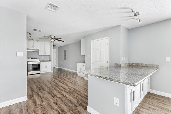 Building Photo - 520 E Defee Ave