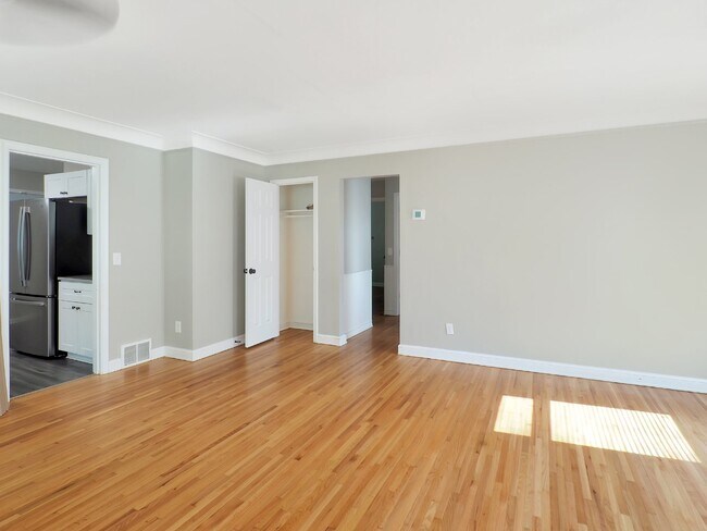 Building Photo - Updated 4 bed 2 bath home with Large back ...