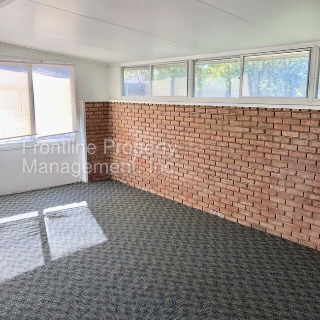 Building Photo - 20 Doral Ct