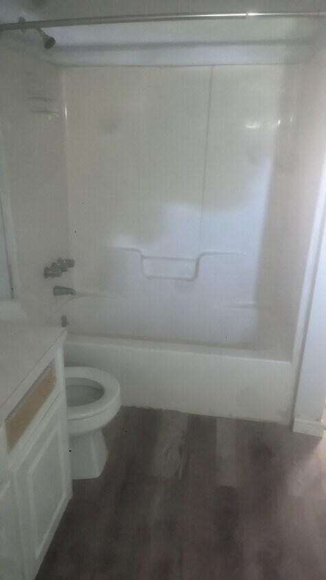 Building Photo - Head St