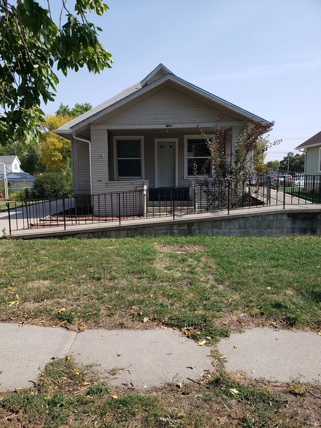 Primary Photo - Spacious 3 Bed / 2 Bath Home – Updated & M...