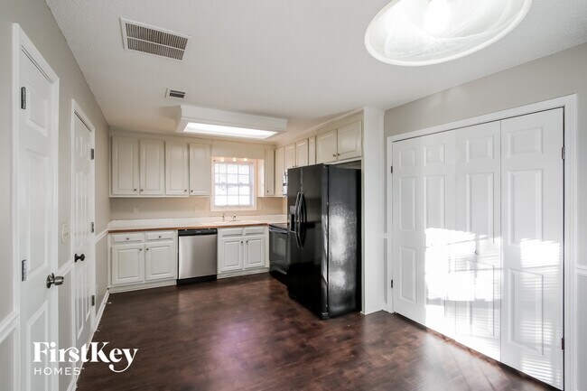 Building Photo - 1166 Locust Dr