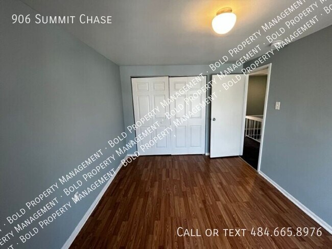 Foto del edificio - 906 Summit Chase Dr