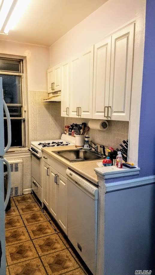 Foto del edificio - 63-61 Yellowstone Blvd