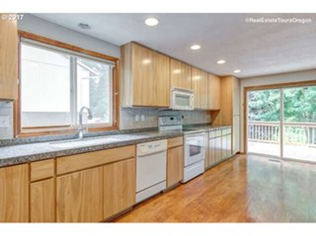 Building Photo - Beautiful 5 Bedroom in Gresham!!