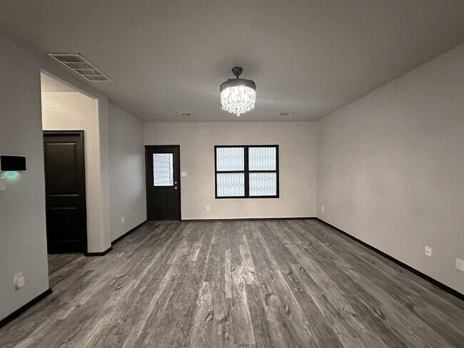 Foto del edificio - Spacious 5 Bedroom, 3.5 Bath Home with 2,6...