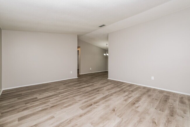 Building Photo - 5820 Silvermoon Ave