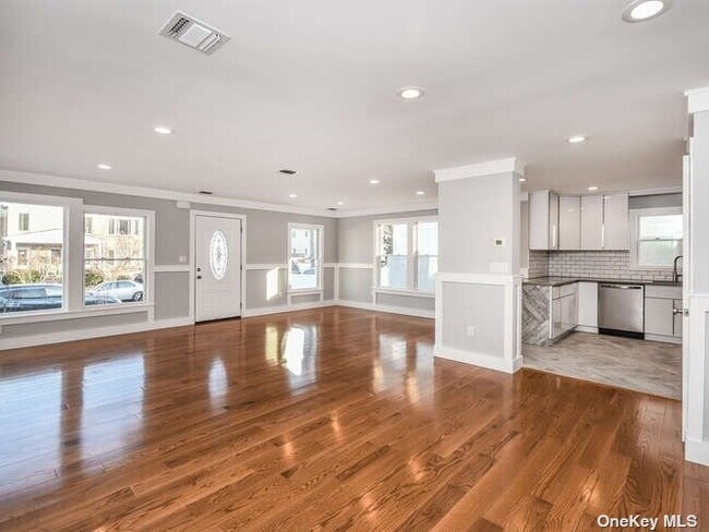 Building Photo - 33 A Linwood Rd N