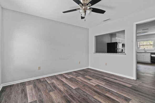 Building Photo - 8 N Sussex Dr