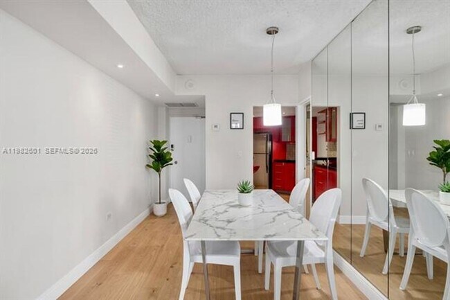 Building Photo - 801 Brickell Bay Dr