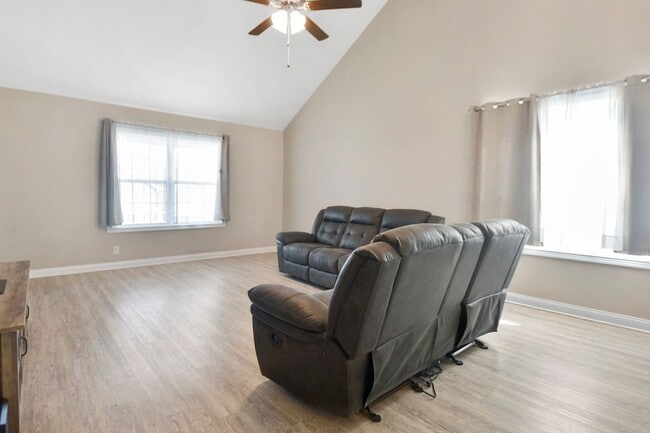 Building Photo - Pet Friendly Three Bedroom!