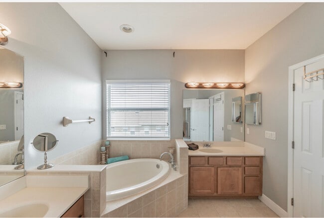 Foto del edificio - 12609 Bassbrook Ln