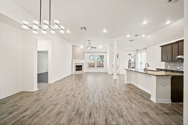 Foto del edificio - Charming Home Awaits: Spacious & Modern Li...