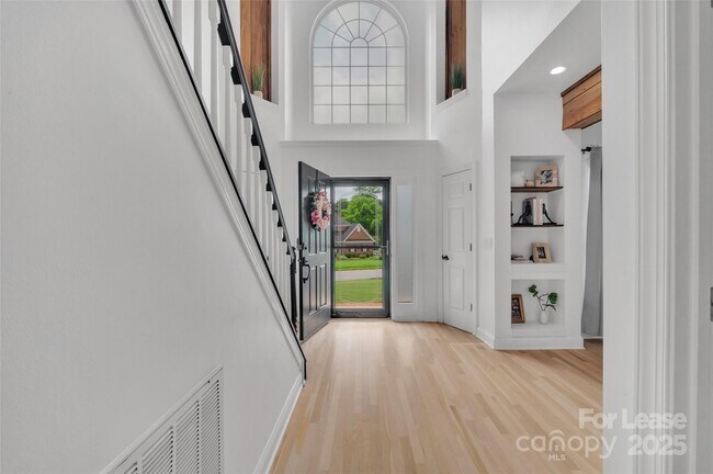 Building Photo - 15737 Agincourt Dr