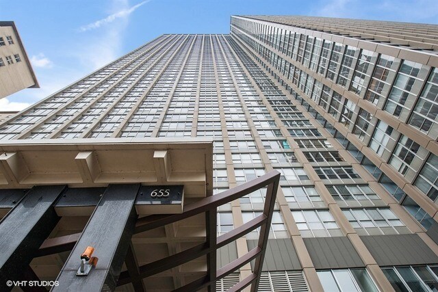 Foto principal - 655 W Irving Park Rd