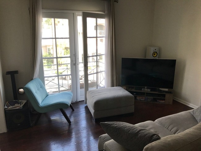 Foto del edificio - 963 N Doheny Dr