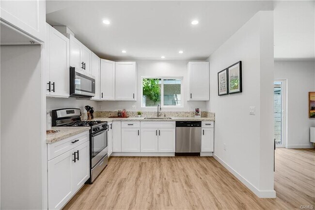 Building Photo - 7008 Encino Ave