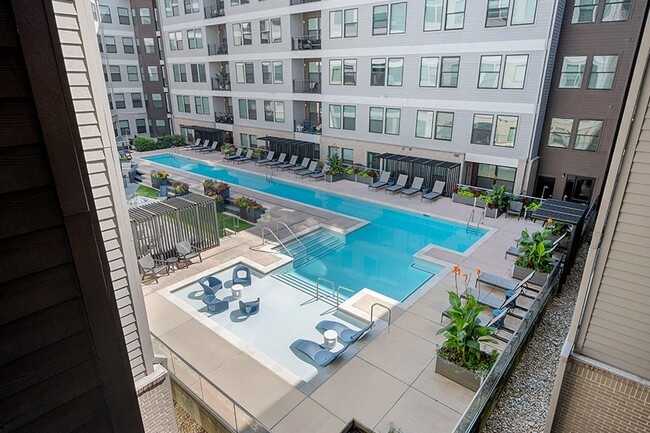 Piscina estilo resort con terraza para tomar sol - Vinings Lofts and Apartments