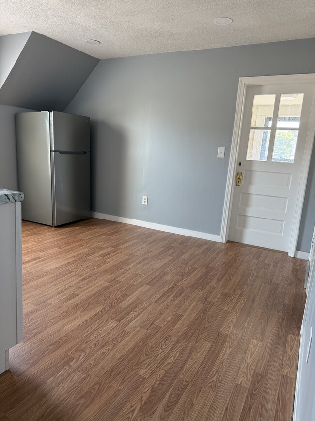 Kitchen - 24 Lake Ave
