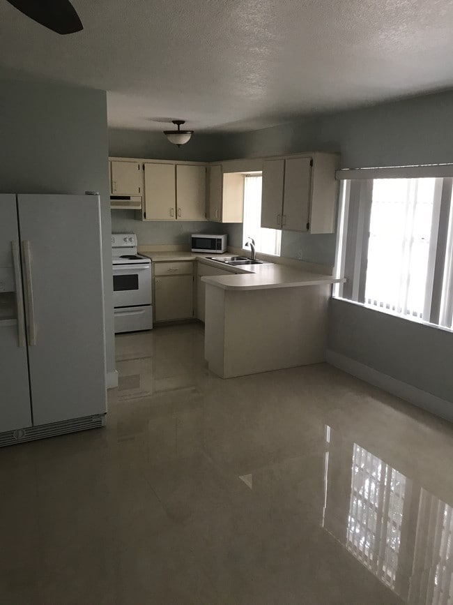 Kitchen - 2750 SW 114th Ave