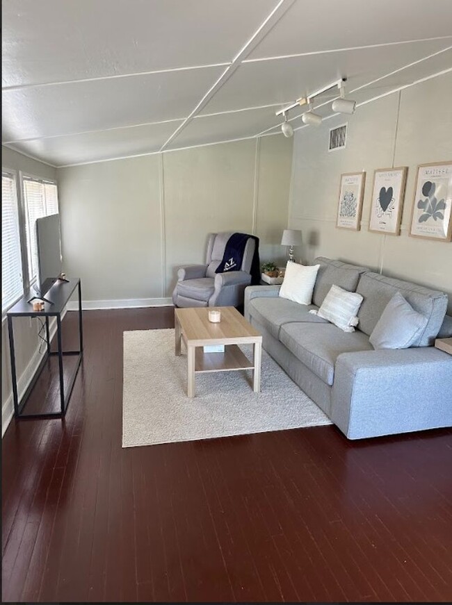 Building Photo - Charming 1/1 Home Just Minutes from Campus
