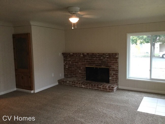 Building Photo - 3 br, 2 bath House - 3322 E. Lamona Ave.