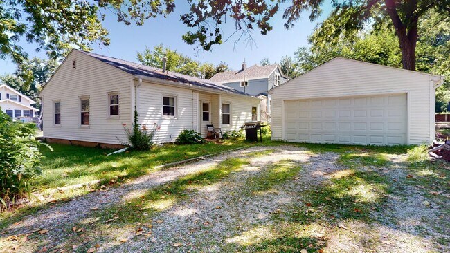 Foto del edificio - Home w/Yard & Garage