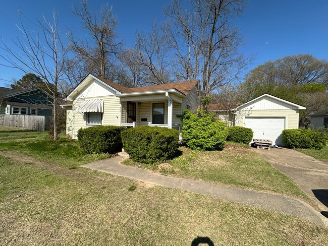 Building Photo - Come take a look at this 2-bedroom 1-bahtr...