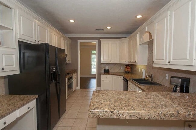 Building Photo - 27 Pilgrim Way