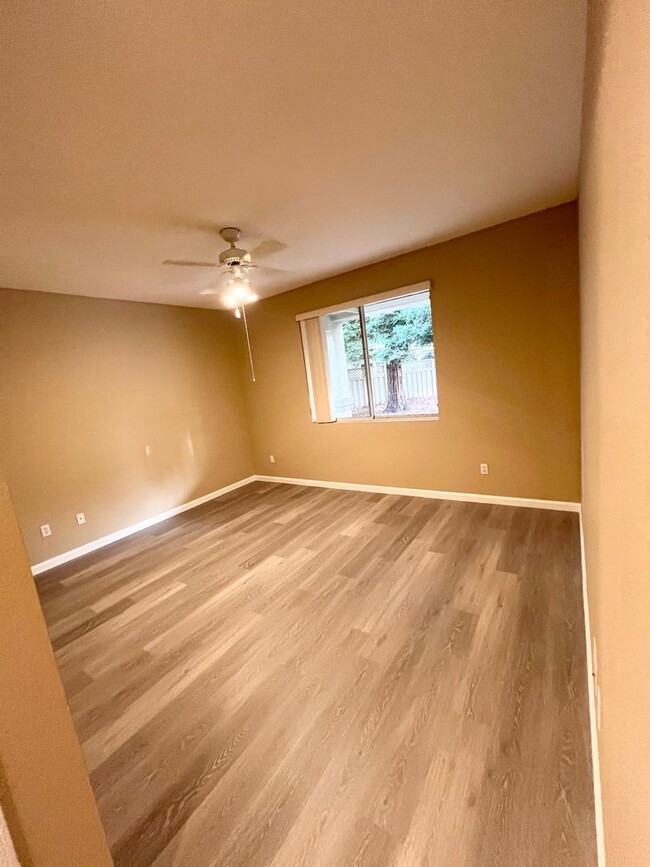 Building Photo - Clean, Cute & Convenient Sun City Rosevill...