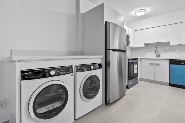 Building Photo - 1740 Funston St