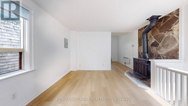 Photo du bâtiment - 215 Kingston Rd