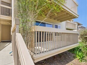 Building Photo - 300 Glenwood Cir