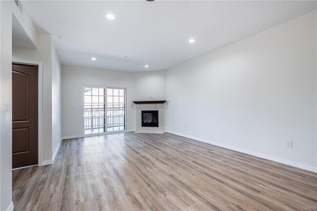 Foto del edificio - 518 Glenwood Road, Glendale, CA 91202 - 2 ...
