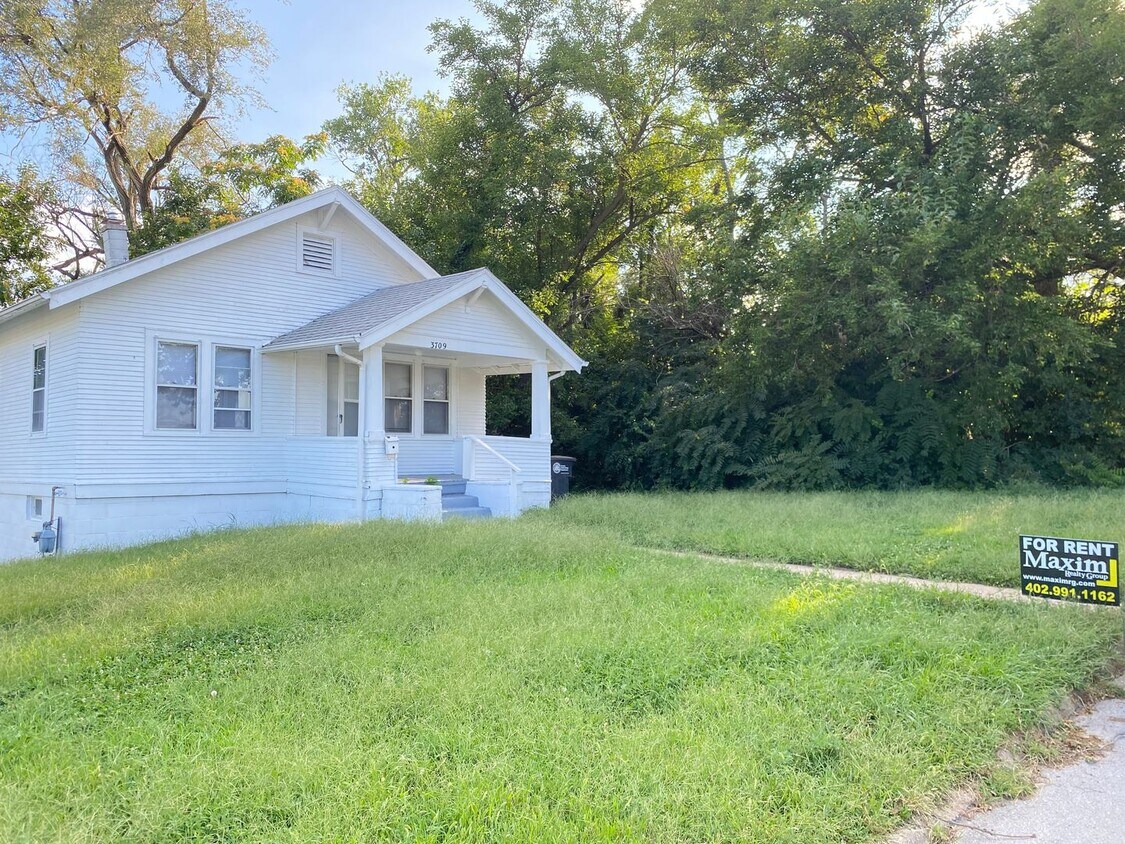 Foto principal - Updated 1 bed 1 bath with walk out basemen...