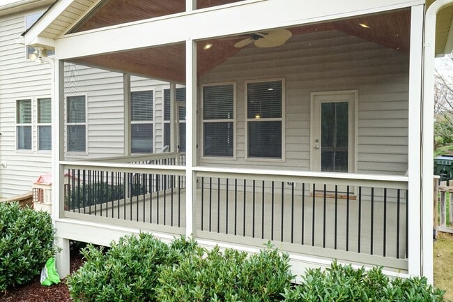 Building Photo - Gorgeous LARGE Family Home!