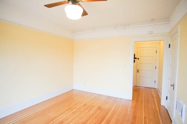 Building Photo - Delightful Top-Floor Vintage Studio in Nob...
