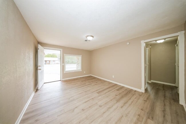 Foto del edificio - 5025 Brookdale Dr