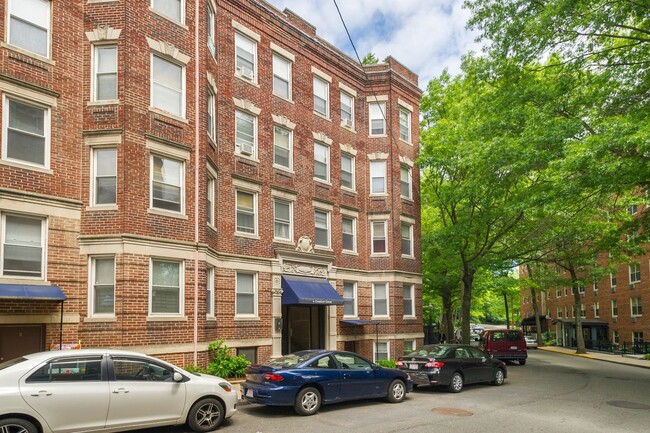 Building Photo - Nicely renovated 2 bed next to the Green L...