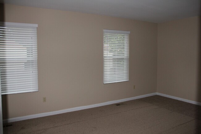 Foto del edificio - 649 Summer Winds Ln