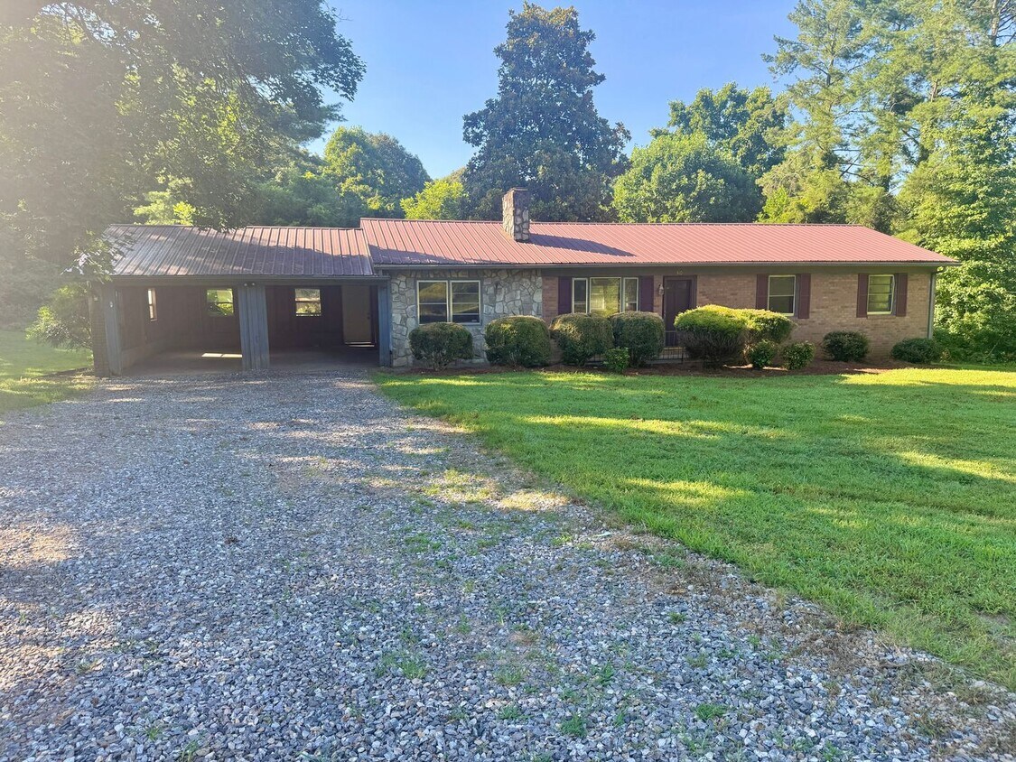 Primary Photo - Rural Statesville - 3BR/1BA + Carport & Fu...