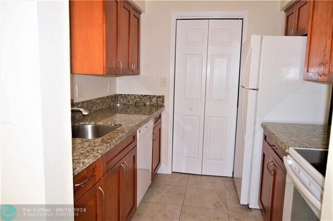 Building Photo - 733 Riverside Dr