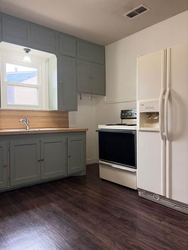 Building Photo - Cozy 2 Bedroom Home