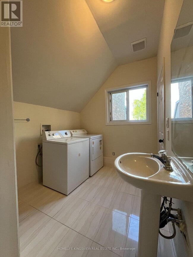 Building Photo - 647 Talbot St