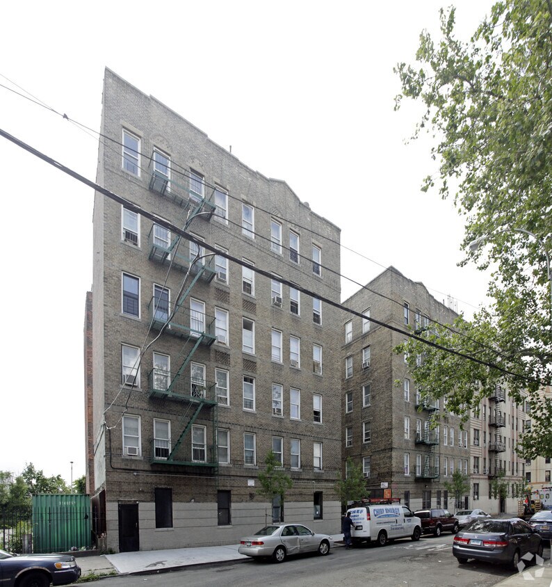 Foto del edificio - 2240-2242 Tiebout Ave