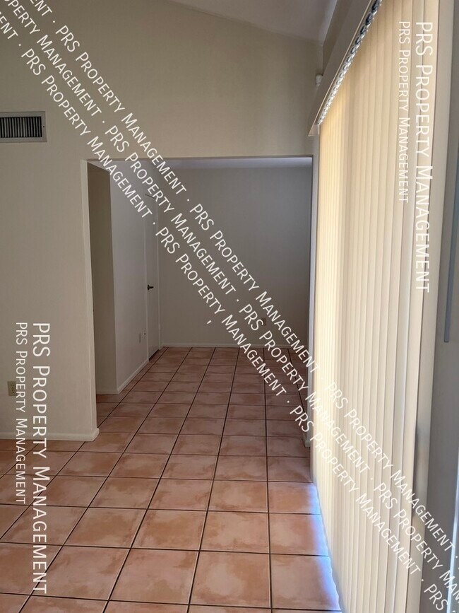 Foto del edificio - Now Available with a Den!!