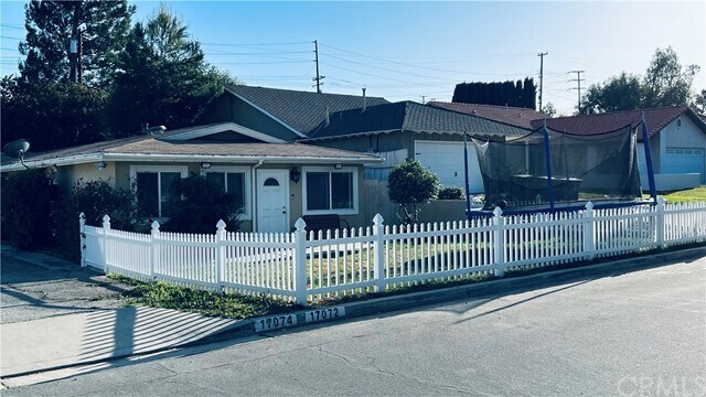Foto principal - 17072 Los Angeles St