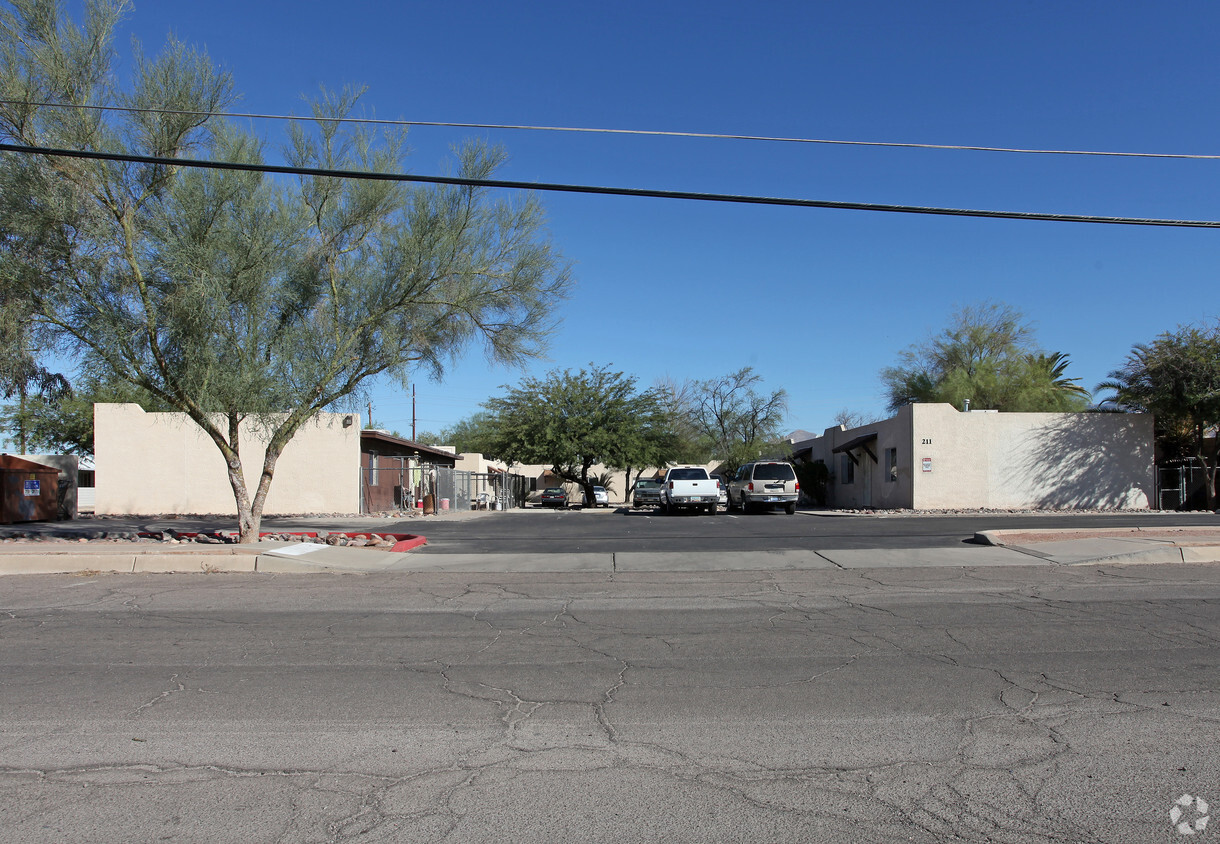 Primary Photo - 211 E Delano St